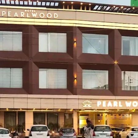 Hotel Pearl Wood Zirakpur ภายนอก รูปภาพ