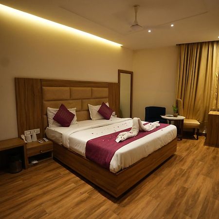 Hotel Pearl Wood Zirakpur ภายนอก รูปภาพ