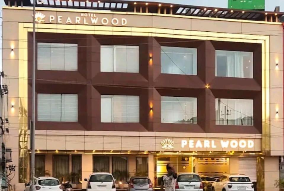 Hotel Pearl Wood Zirakpur ภายนอก รูปภาพ
