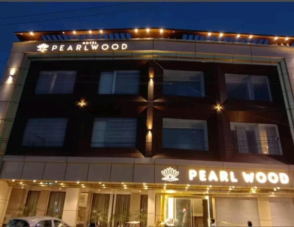 Hotel Pearl Wood Zirakpur ภายนอก รูปภาพ
