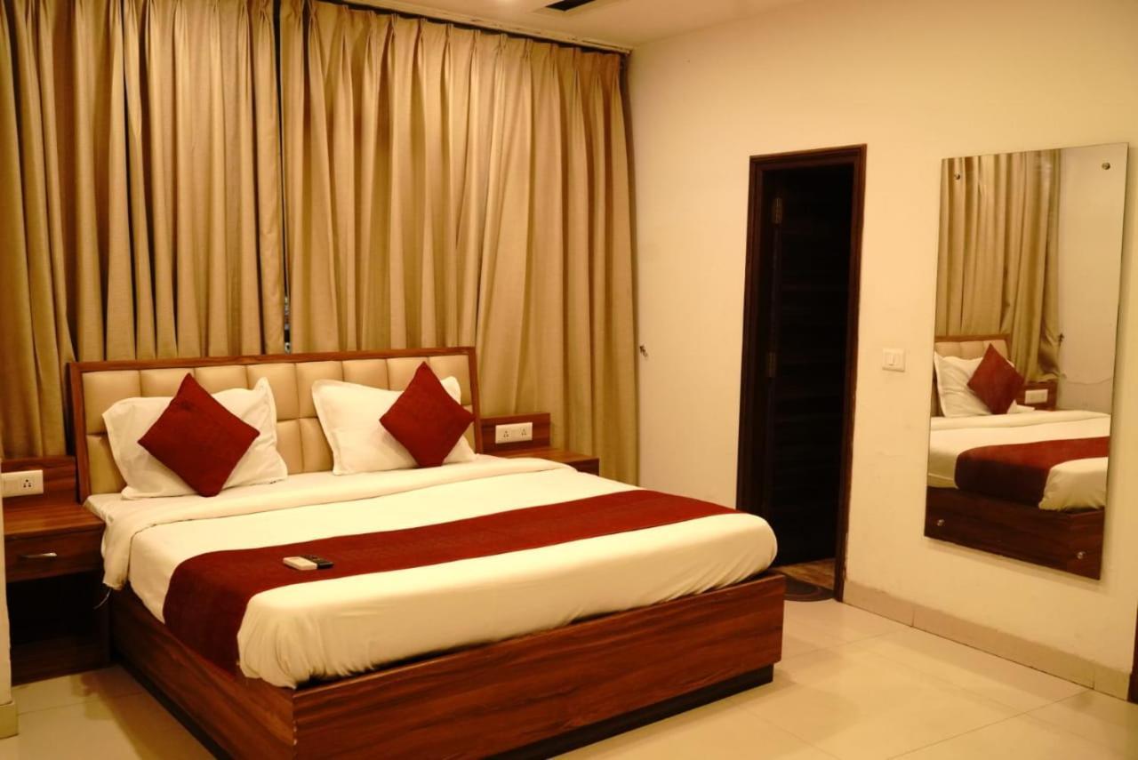 Hotel Pearl Wood Zirakpur ภายนอก รูปภาพ