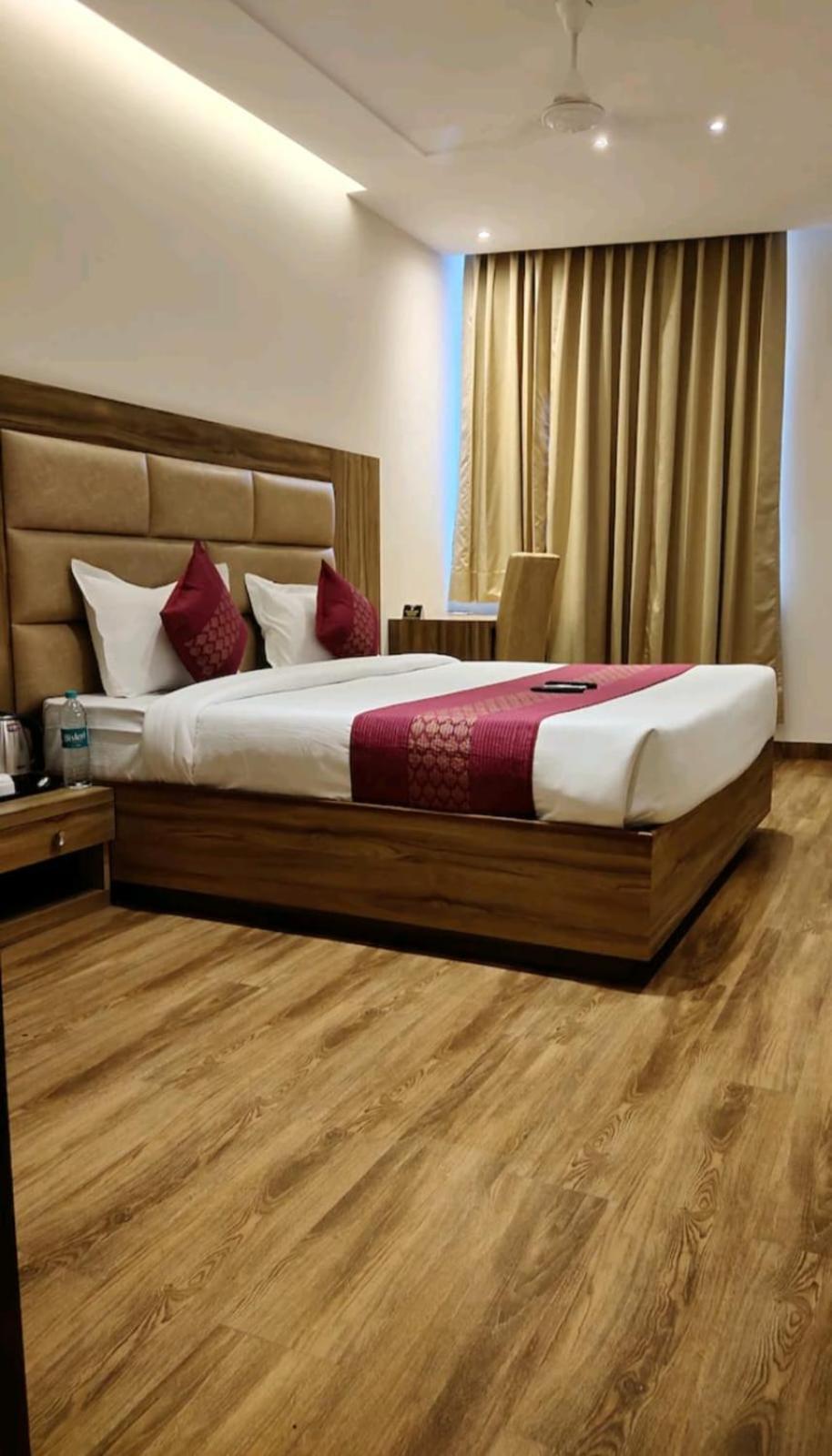 Hotel Pearl Wood Zirakpur ภายนอก รูปภาพ