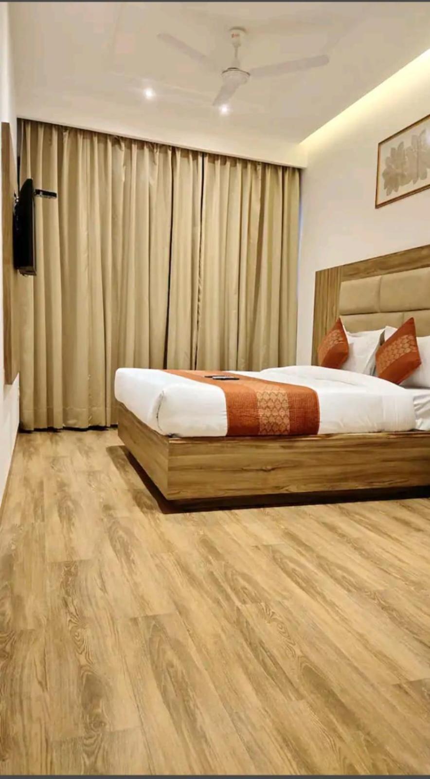 Hotel Pearl Wood Zirakpur ภายนอก รูปภาพ