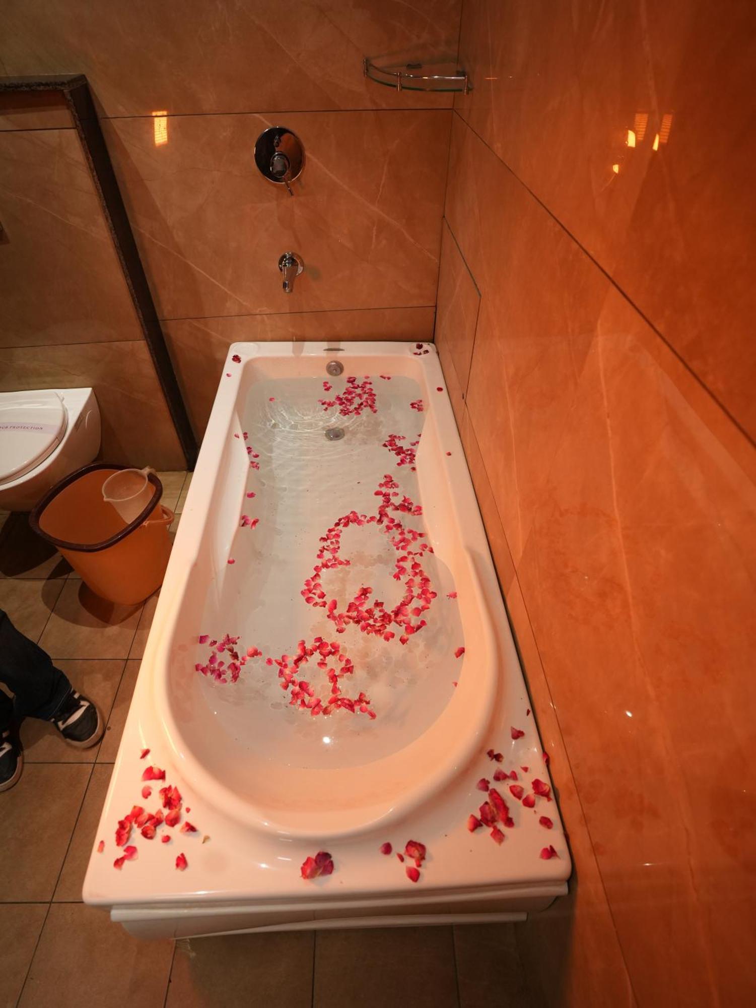 Hotel Pearl Wood Zirakpur ภายนอก รูปภาพ